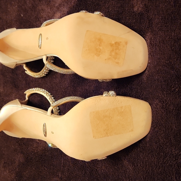 Badgley Mischka Ivory Satin Heels - Picture 11 of 13